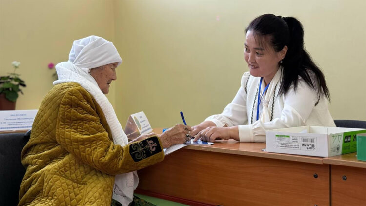 Панфилов ауданында 105 жастағы әже ең алғашқылардың бірі болып дауыс берді