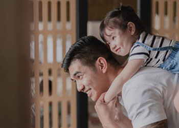 Жаңа заң: Енді бала бағып отырған әкелердің еңбек өтілі ескеріледі