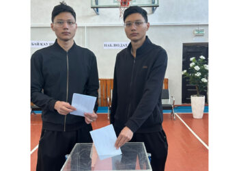 Алғашқы рет дауыс берген егіздер