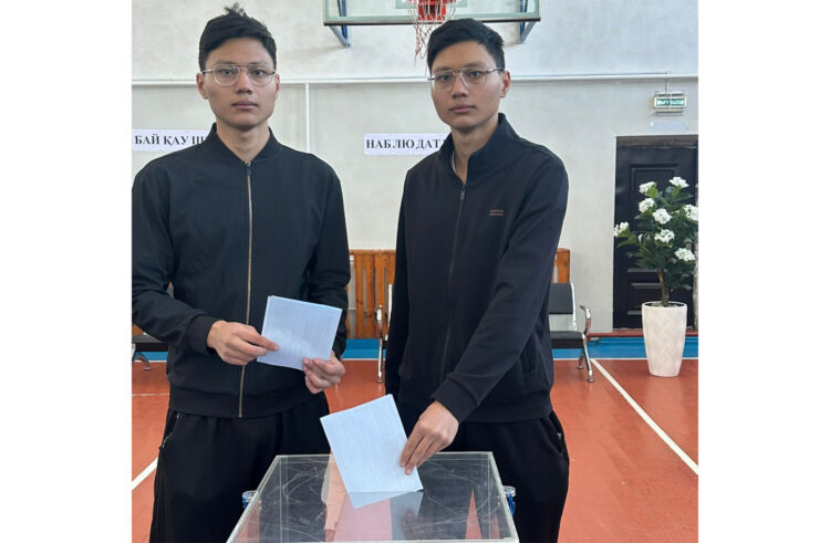 Алғашқы рет дауыс берген егіздер