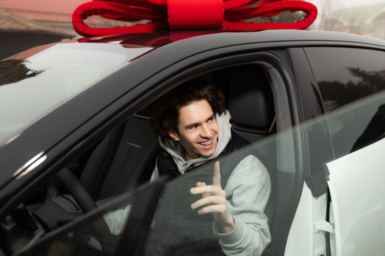 Михаил Шайдоровқа электромобиль сыйға тартылды