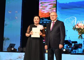 Бейбіт Исабаев әйелдерді 8 Наурыз мерекесімен құттықтап, мемлекеттік наградалар тапсырды