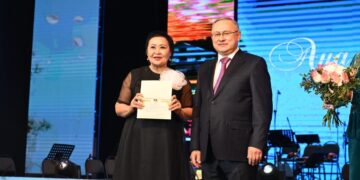 Бейбіт Исабаев әйелдерді 8 Наурыз мерекесімен құттықтап, мемлекеттік наградалар тапсырды