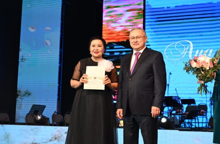 Бейбіт Исабаев әйелдерді 8 Наурыз мерекесімен құттықтап, мемлекеттік наградалар тапсырды