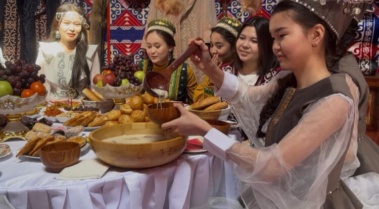 Мектеп оқушылары ұлттық құндылықтарды дәріптеді