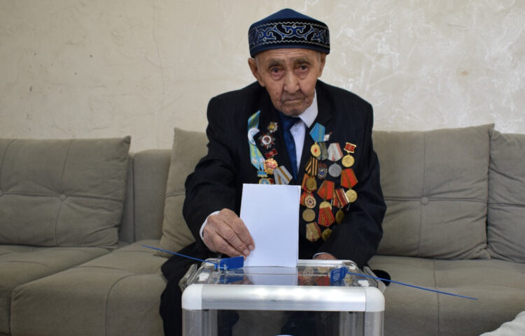 Облыста қалған жалғыз Ұлы Отан соғысының ардагері дауыс берді