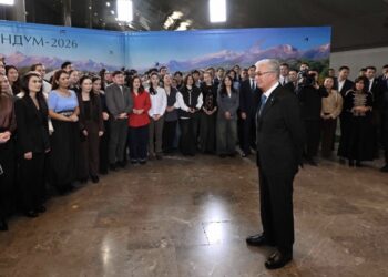 Президент референдумға белсенді қатысқан жастармен кездесті