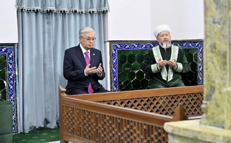 Президент Қожа Ахмет Ясауи кесенесіне зиярат етті