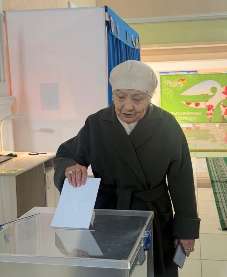 Талдықорғанда Қазақстан Республикасының Халық әртісі Алихан Идрышева референдумда дауыс берді