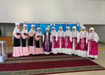 Ұлттық киіммен дауыс берген әжелер