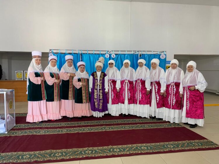 Ұлттық киіммен дауыс берген әжелер
