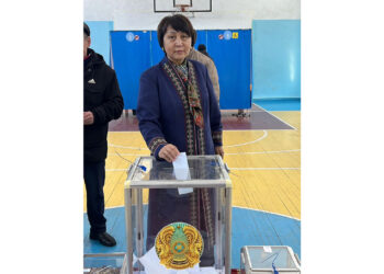 Конституциялық комиссия мүшесі, облыстық мәслихат төрағасы Гүлнар Тойлыбаева дауыс берді