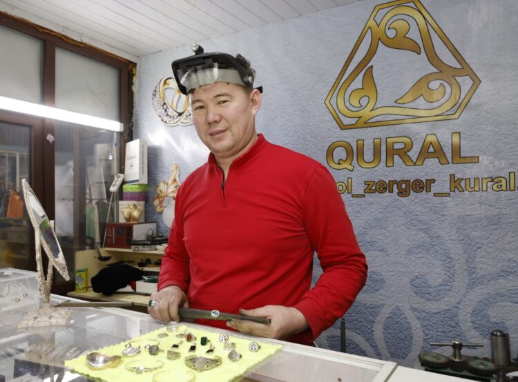 Зер қадірін білген зергер