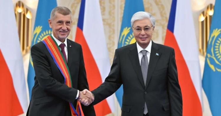 Президент Чехия Премьер-министрін «Достық» орденімен марапаттады