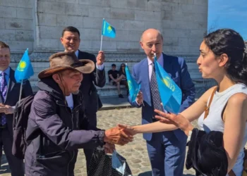 Қазақстандық қария 3 мың шақырым жүріп, Парижге табан тіреді