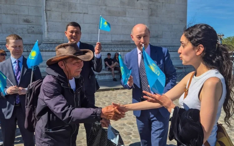 Қазақстандық қария 3 мың шақырым жүріп, Парижге табан тіреді