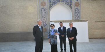 Қазақстан мен Өзбекстан президенттері Бұхараның тарихи орындарын аралап көрді