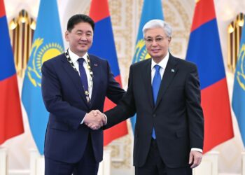 Қасым-Жомарт Тоқаев Моңғолия Президенті Ухнаагийн Хурэлсухты «Алтын Қыран» орденімен марапаттады