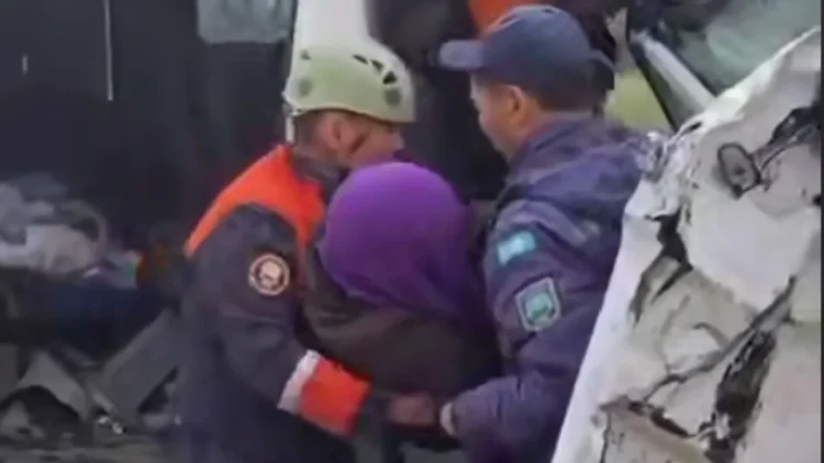 Жетісудағы жол апаты: қысылған жан құтқарылды