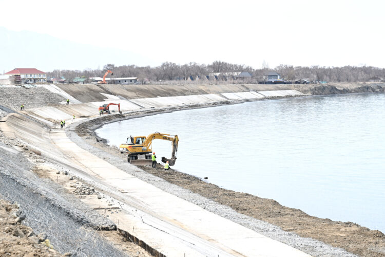 Алакөл жағалауын бекіту жұмысы қарқын алды