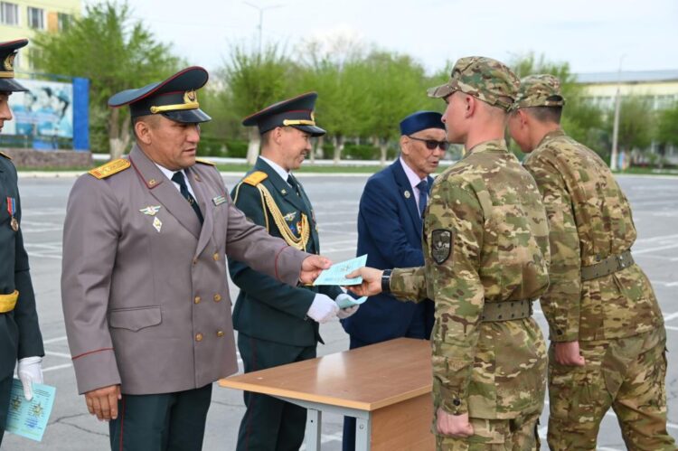 Гвардейск гарнизонында 600 сарбаз әскери-есептік мамандықты меңгерді