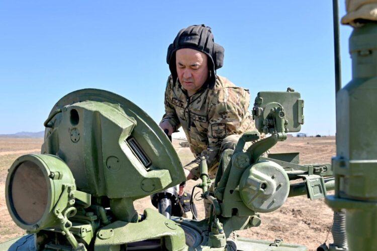 Құрлық әскерлерінің бас қолбасшысы танк қару-жарағынан атуда шеберлік көрсетті