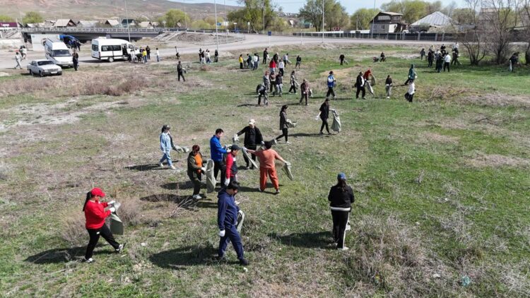 Қаратал өзенінің жағалауынан 60 тонна қоқыс шығарылды