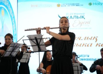 «Halyk Әуені» туры аясында жергілікті тұрғындар мен сарбаздарға концерт ұсынылды