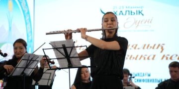 «Halyk Әуені» туры аясында жергілікті тұрғындар мен сарбаздарға концерт ұсынылды