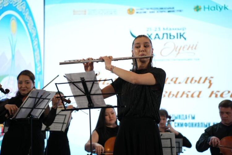 «Halyk Әуені» туры аясында жергілікті тұрғындар мен сарбаздарға концерт ұсынылды