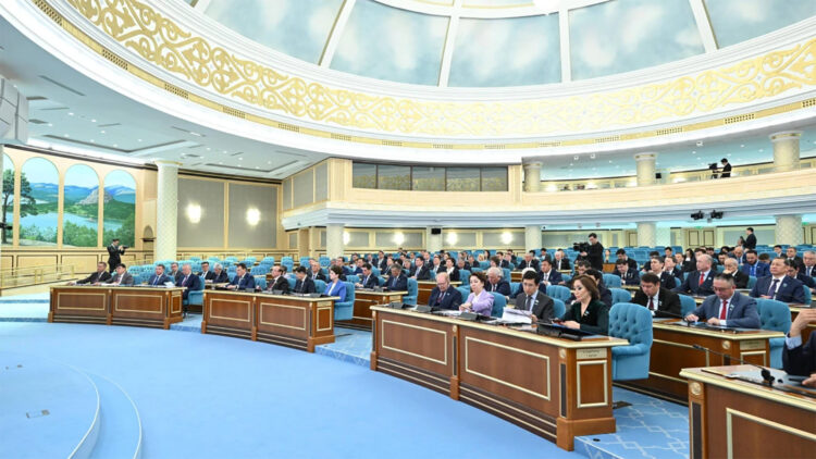 Қазақстан Халық кеңесі немен айналысады?