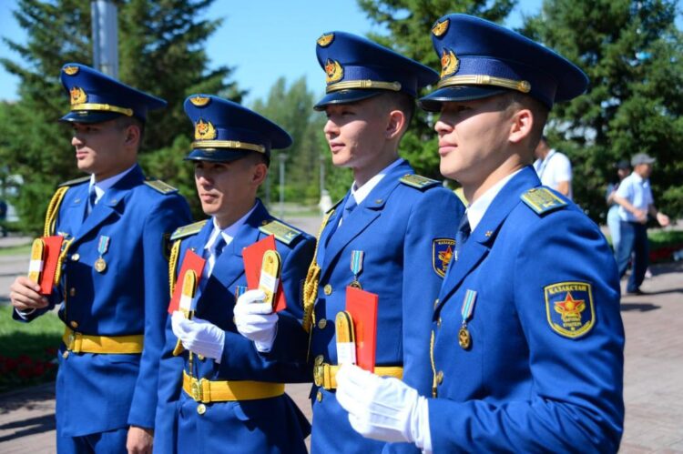 Әскери оқу орындарын үздік бітірген түлектерге «аға лейтенант» атағы беріледі