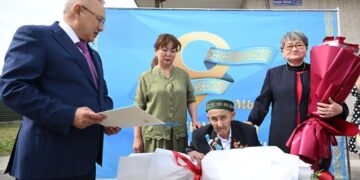 Бейбіт Исабаев Ұлы Отан соғысының ардагерін Жеңіс күнімен құттықтады