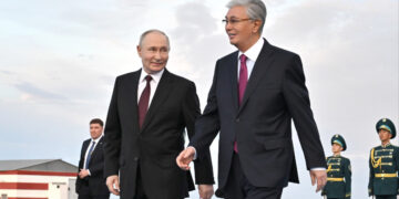 Тоқаев Путинді Астана әуежайында өзі қарсы алды: мемлекеттік сапар басталды