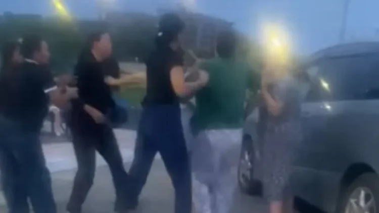 Талдықорғанда балалар алаңы үшін әйелдер жаға жыртысты