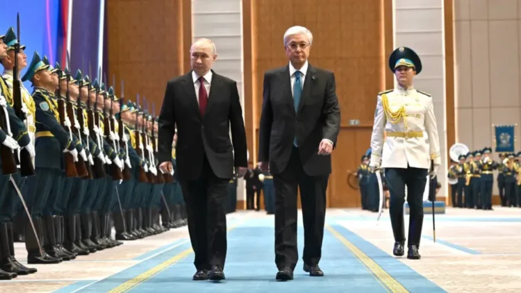 Тоқаев Путинді Тәуелсіздік сарайында қарсы алды