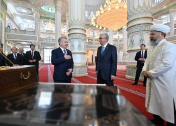 Мемлекет басшысы мен Мирзиёев Түркістандағы жаңа мешітті аралап көрді