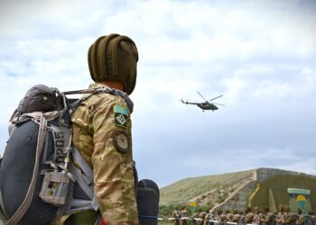 Талдықорғанда 400-ден астам сарбаз алғашқы парашюттік секірісін жасады