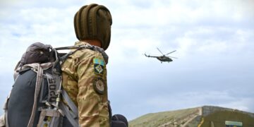Талдықорғанда 400-ден астам сарбаз алғашқы парашюттік секірісін жасады