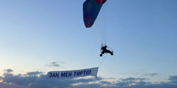 Талдықорғанда «Заң мен Тәртіп» туы 1 шақырым биіктіктен көрінді