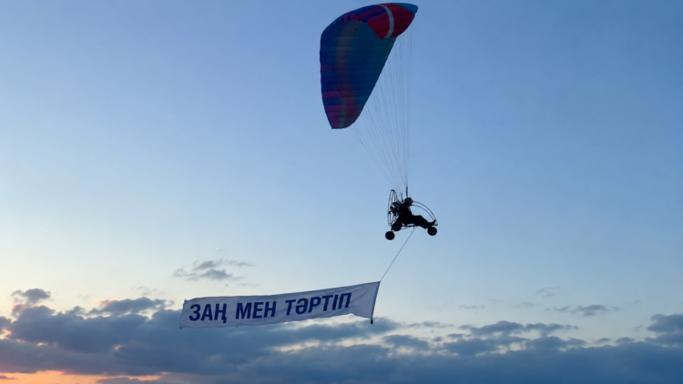 Талдықорғанда «Заң мен Тәртіп» туы 1 шақырым биіктіктен көрінді