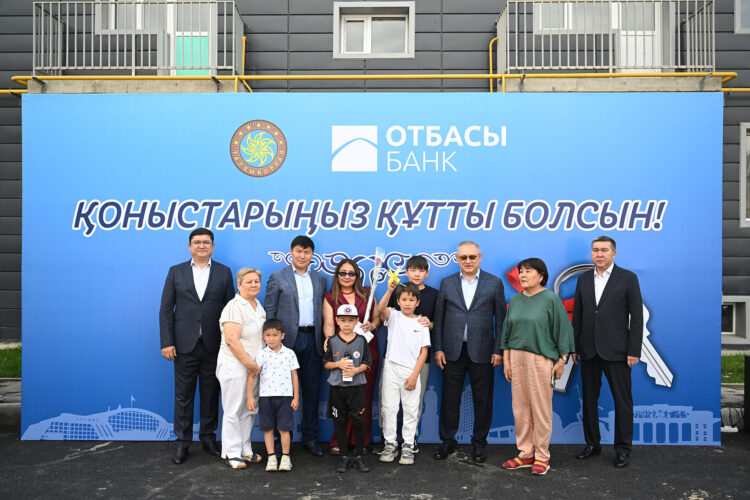 Талдықорғанда әлеуметтік осал топтағы 48 отбасы жаңа пәтер кілтін алды