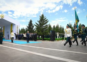 Президент Мемлекеттік ту көтеру рәсіміне қатысты