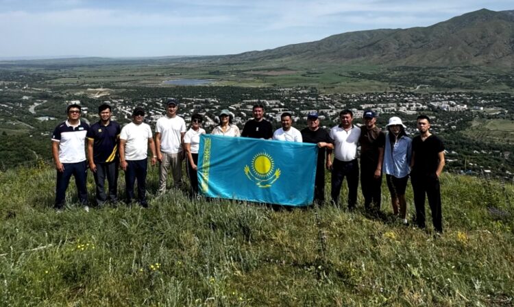 Текелі тұрғындары «Аю табан» туристік маршрутымен жаяу жүріп өтті