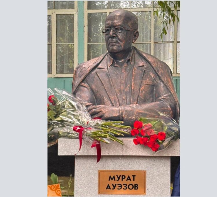 Чолпон-Атада Мұрат Әуезовтің бюсті ашылды