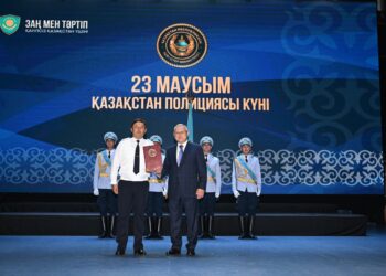 Полицейлер марапат төрінде