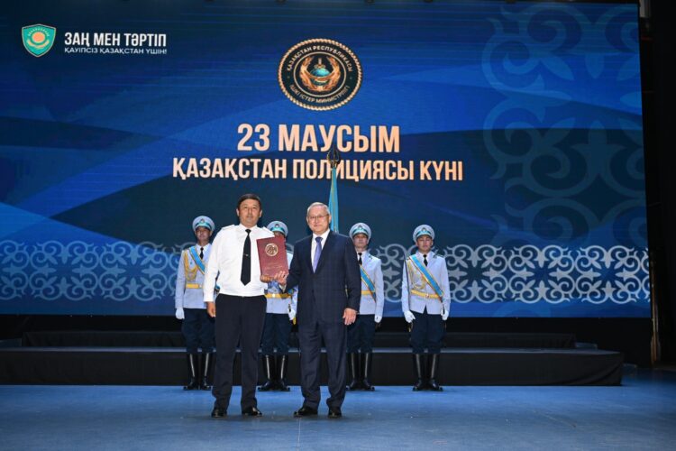 Полицейлер марапат төрінде