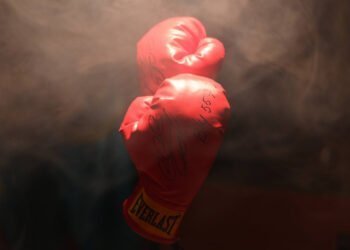 Геннадий Головкин Ұлттық ұлан музейіне бокс қолғабын табыстады