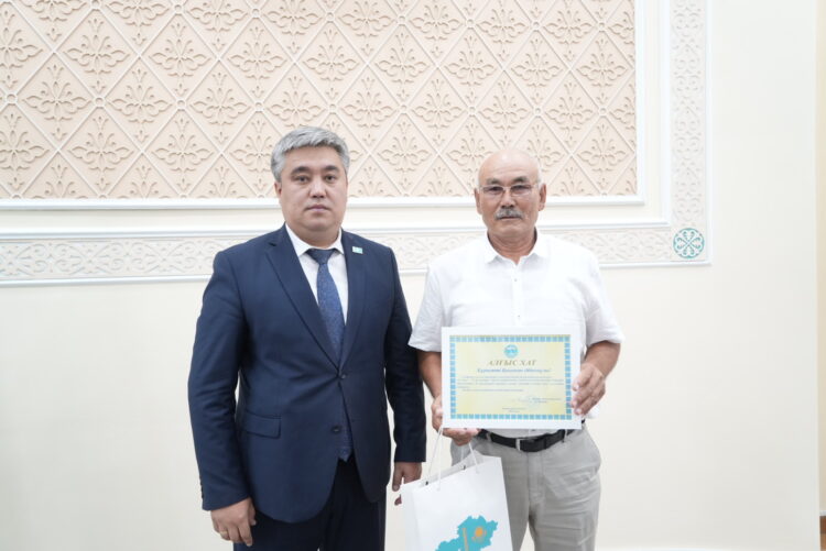 Көк тудың желбірегені…