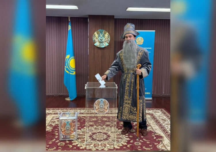 Токиодағы сайлау учаскесінде отандасымыз дауыс беруге Би бейнесінде келді